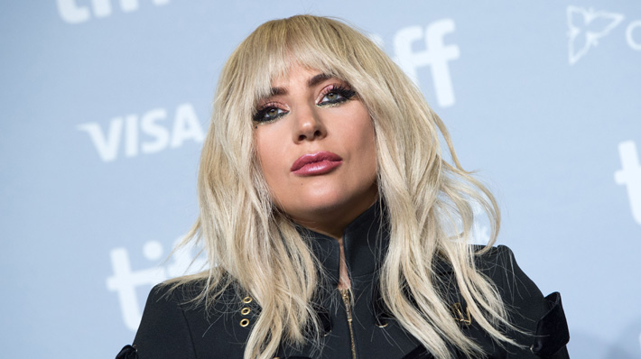 Video: Lady Gaga sufre estrepitosa caída tras intentar subirse sobre uno de sus fanáticos en el escenario