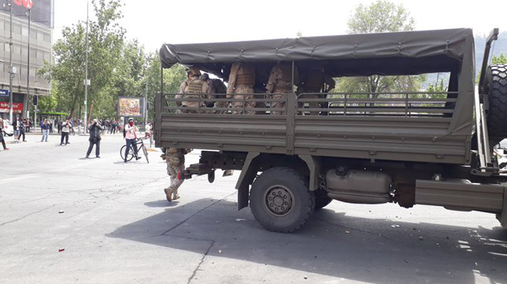 Estado de emergencia: Militares llegan a Plaza Italia y Maipú para disuadir manifestaciones