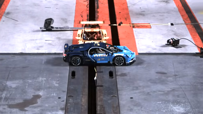 Mira una prueba de choque entre un Bugatti Chiron y un Porsche 911 GT3 Rs hechos de Lego