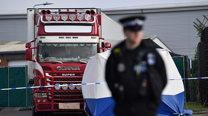 Policía investiga el hallazgo de 39 cadáveres al interior de un camión en Inglaterra