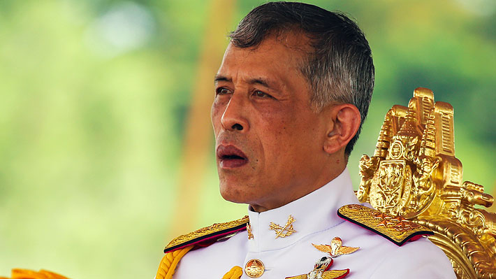 Tras retirar títulos a su consorte, el rey de Tailandia ahora expulsa a oficiales de palacio por conducta indisciplinada