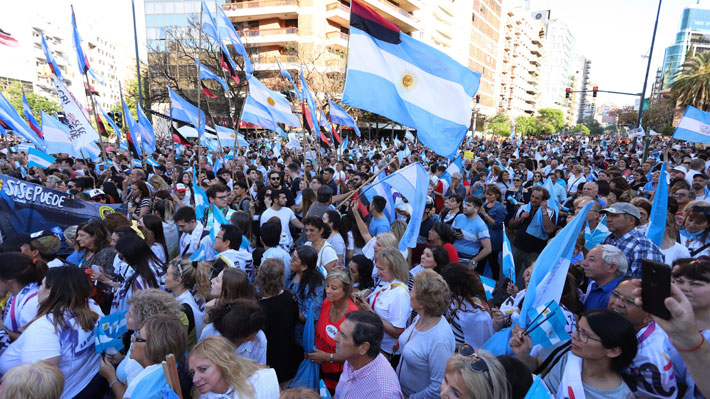 Entre lágrimas y críticas, Fernandez y Macri cierran sus campañas previo a las elecciones del domingo