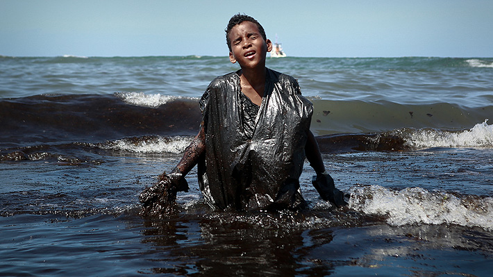 Un niño cubierto de petróleo: La imagen que evidencia la catástrofe ambiental en el noreste de Brasil