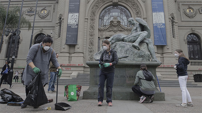 Museo Nacional de Bellas Artes solicita que voluntarios no limpien su fachada ni la escultura de Rebeca Matte