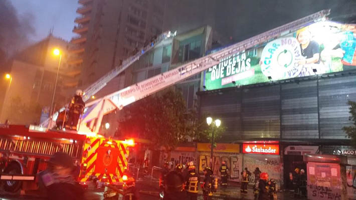 Bomberos informa que incendio que afecta a locales comerciales en centro de Santiago está "circunscrito"