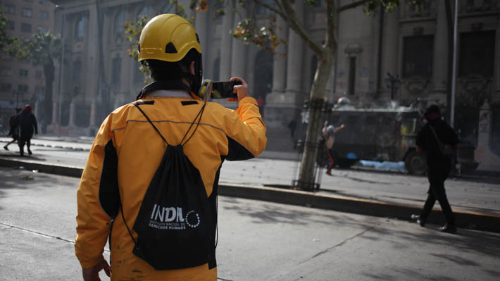Observador del INDH resultó herido por balines durante manifestación en Santiago
