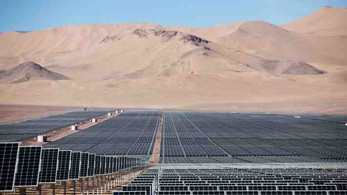 La realidad de las energías renovables en Chile y qué tan cerca está de su objetivo de ser "carbono neutral" para 2050