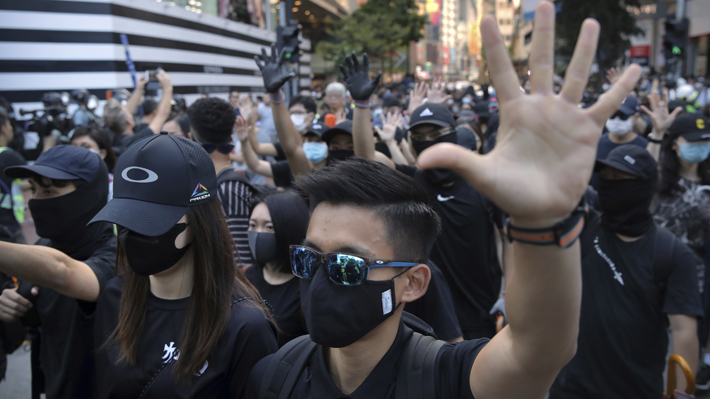 Miles de personas marchan en Hong Kong pese a prohibición policial