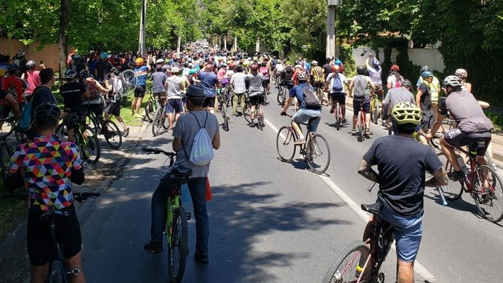 Miles de ciclistas llegan hasta las inmediaciones de la casa del Presidente Piñera para manifestarse