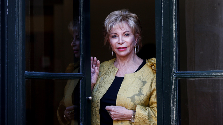 Isabel Allende califica de "sorpresa extraordinaria" protestas en Chile y dice "que hay movimientos de malestar en todas partes"