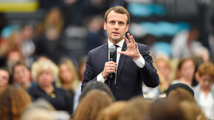 Cómo fue el "gran debate nacional" de Emmanuel Macron que el Gobierno intentaría replicar en Chile
