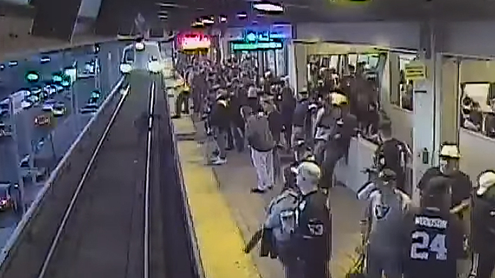Video: Trabajador de metro en California salva a pasajero que cayó a las vías a segundos de que pasara el tren