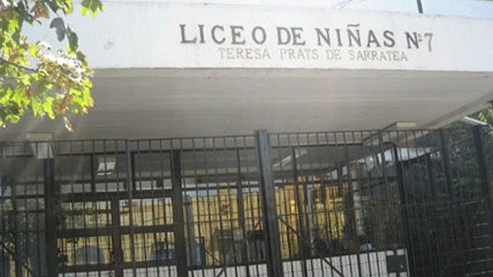 Carabineros inicia sumario administrativo por procedimiento en Liceo 7 y Defensoría de la Niñez condena actuar policial