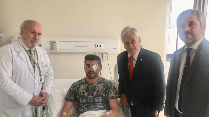 Piñera visita a paramédico con lesión ocular provocada por el golpe de un perdigón de goma