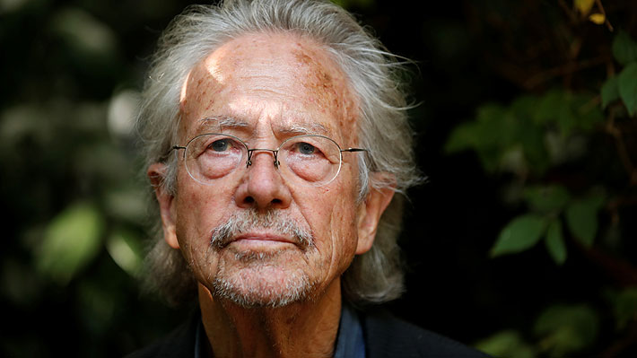 Supuesto pasaporte yugoslavo del Nobel de Literatura Peter Handke provoca polémica en Austria