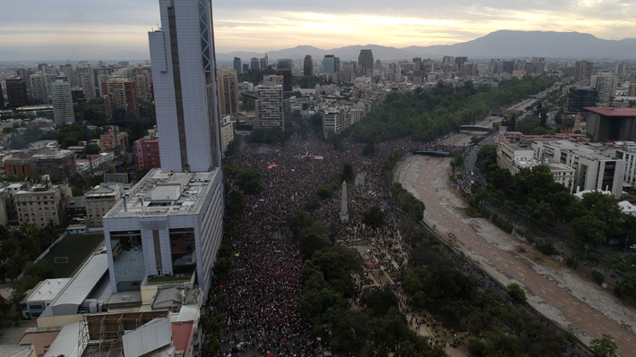 Pablo Ortúzar y el surgimiento del miedo en la crisis: "Si se entra en la dinámica del odio mimético, el destino es la destrucción"