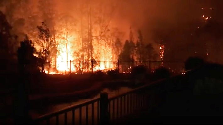 Voraces incendios afectan la región oriental de Australia y dejan hasta ahora tres muertos y 150 casas destruidas