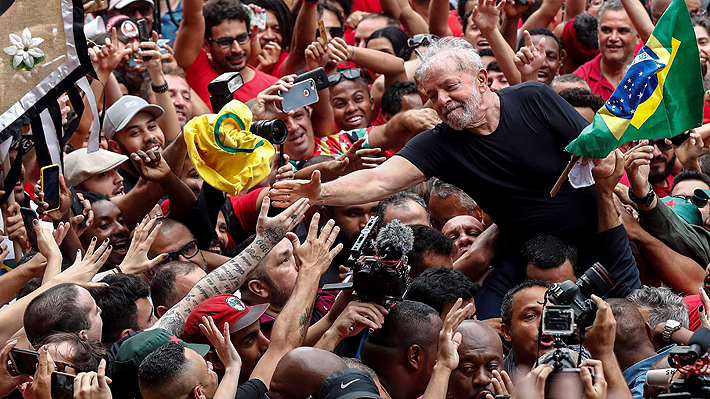 Lula encabeza un multitudinario discurso y afirma que la izquierda puede volver al poder en Brasil en 2022