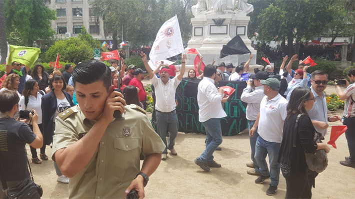 Manifestantes irrumpen en los jardines de la sede del Congreso en Santiago