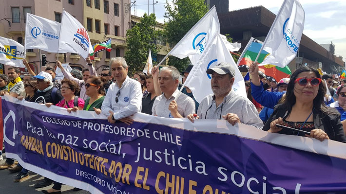 Profesores marcharon por la Alameda en medio de paralización nacional de 48 horas
