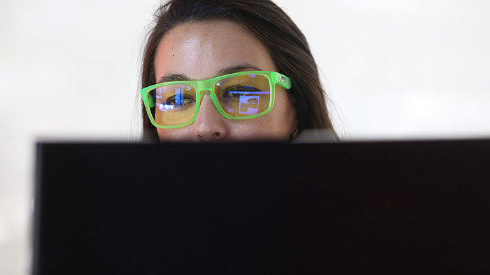 Polémica norma de empresas japonesas prohíbe a las mujeres utilizar anteojos en sus trabajos y genera fuertes críticas