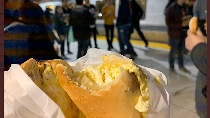 Pasajeros se manifiestan en el metro de San Francisco tras polémico arresto a ciudadano que comía un sándwich