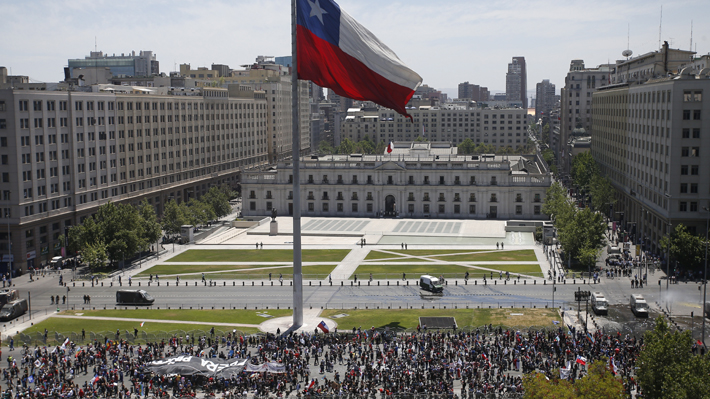 Llamado a paro nacional: Multitudinaria marcha se desplaza por la Alameda y pasa frente a La Moneda