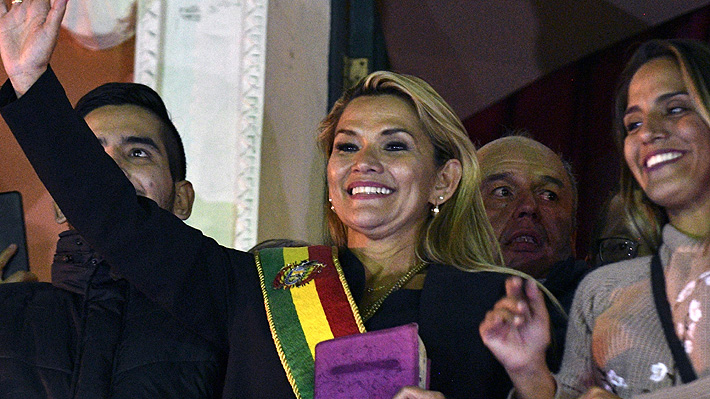La senadora opositora Jeanine Áñez asume la presidencia interina de Bolivia