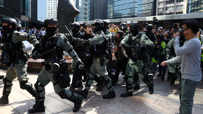 Manifestaciones en Hong Kong se extienden y paralizan la jornada de este miércoles con disturbios
