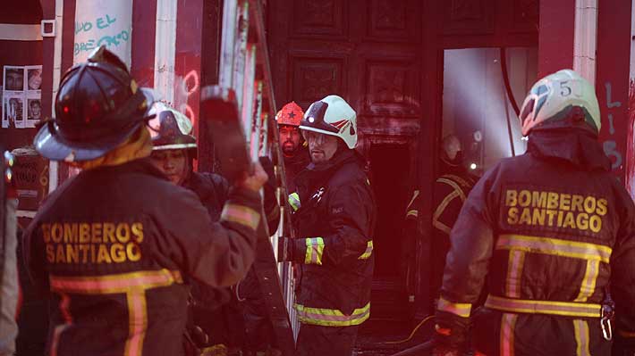 Bomberos de Santiago: Atenciones de emergencia se han triplicado y 10 voluntarios han resultado heridos