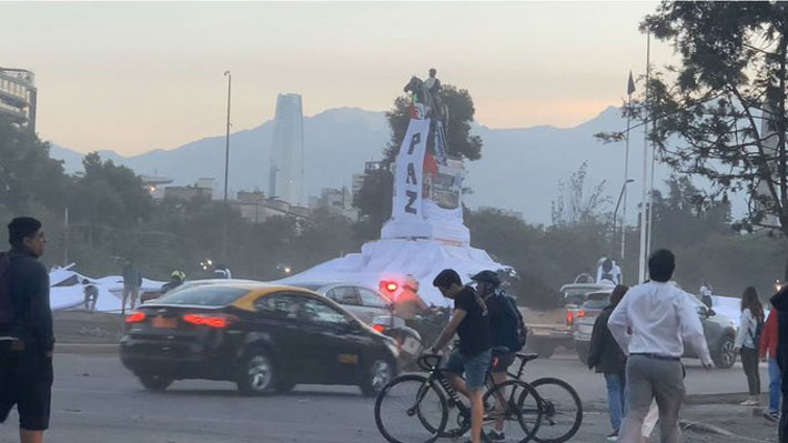 Horas después del acuerdo por nueva Constitución, visten Plaza Italia con lienzo blanco con el mensaje de "Paz"
