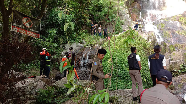 Turista francés muere tras resbalar y caer por una cascada en Tailandia mientras se tomaba una selfie