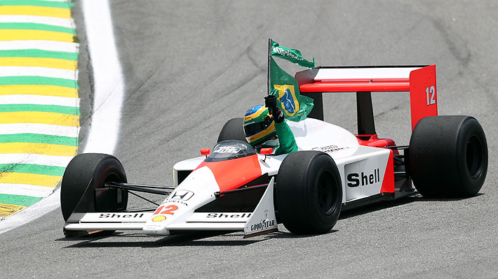 Senna y el mítico McLaren MP4/4 "reviven" con emotivo homenaje en el GP de Brasil