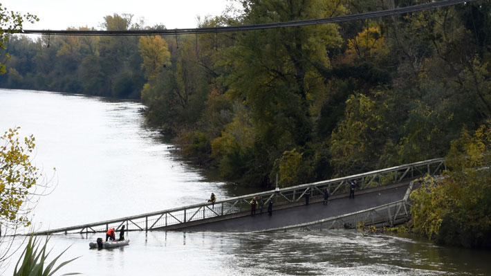 Derrumbe de un puente en Francia deja al menos un muerto y a varios desaparecidos