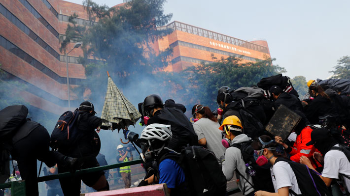 Toma de universidad en Hong Kong eleva tensión entre manifestantes y policía