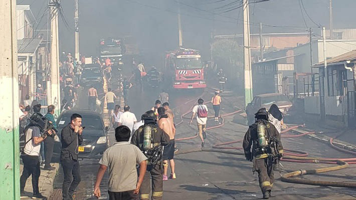Valparaíso: Onemi ordena evacuar sectores de cerros Rodelillo y Placeres por incendio forestal