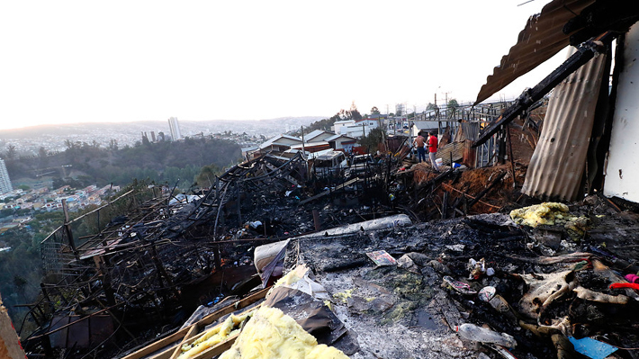Ministro de Agricultura: "Bomberos ha encontrado bidones de bencina en los lugares de los incendios" en Valparaíso