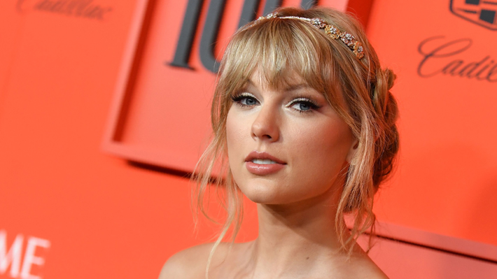 Exsello de Taylor Swift asegura que le permite cantar viejos éxitos en los AMAs tras supuesto acuerdo