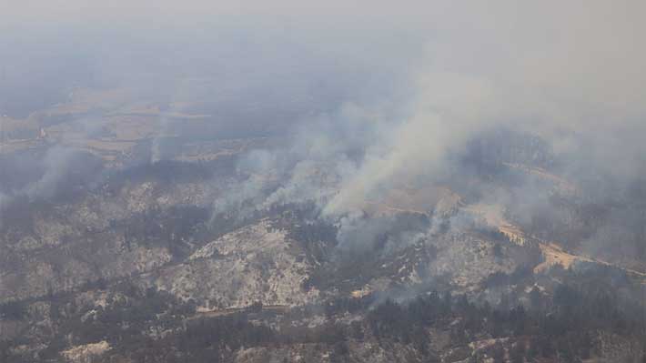 Pese a que varios incendios han sido controlados o extinguidos, Valparaíso mantiene alerta roja en la región