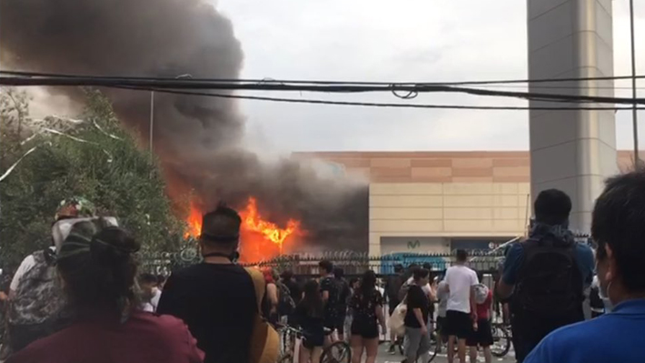 Alcalde de Quilicura tras incendio en centro comercial: "Llevamos muchas semanas con el mall amenazado"
