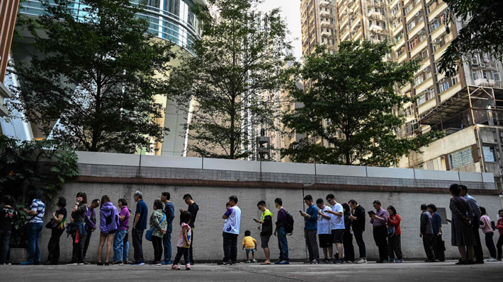 Se registra el mayor número de votantes en la historia de Hong Kong en medio de su convulsionado presente