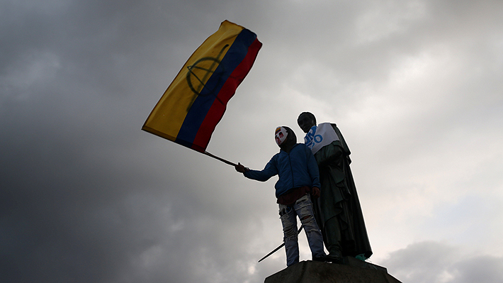 Cientos de personas marchan nuevamente en Bogotá en reclamo por joven que fue gravemente herido en una protesta