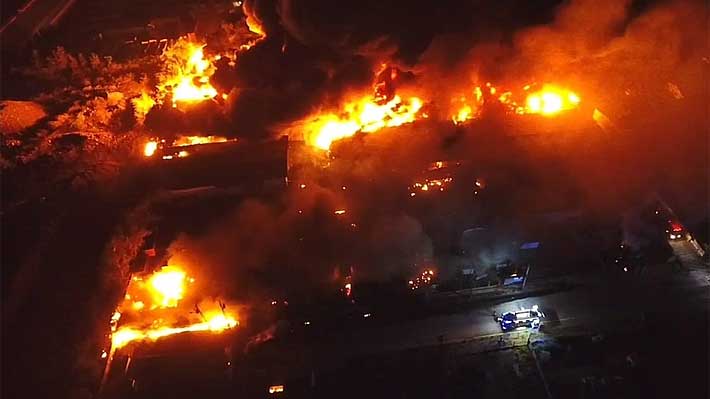 Violento incendio afecta a una fábrica de aceites en Lampa: Suspenden clases en esa comuna y en Colina