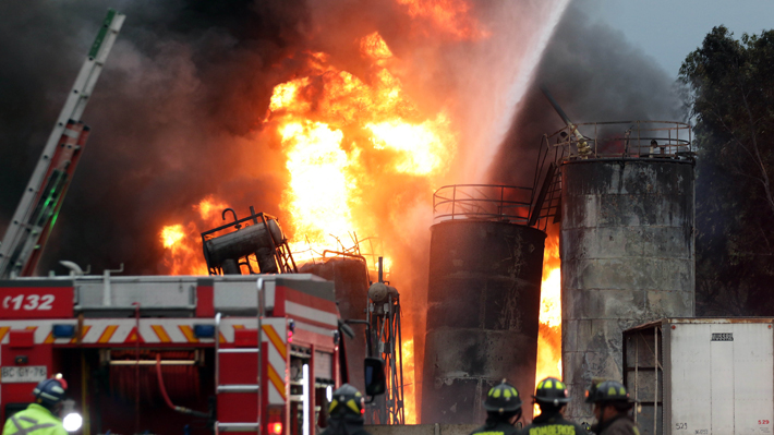 Intendente dice que Bomberos tardaría "cuatro o cinco" horas más en apagar incendio en fábricas de Lampa