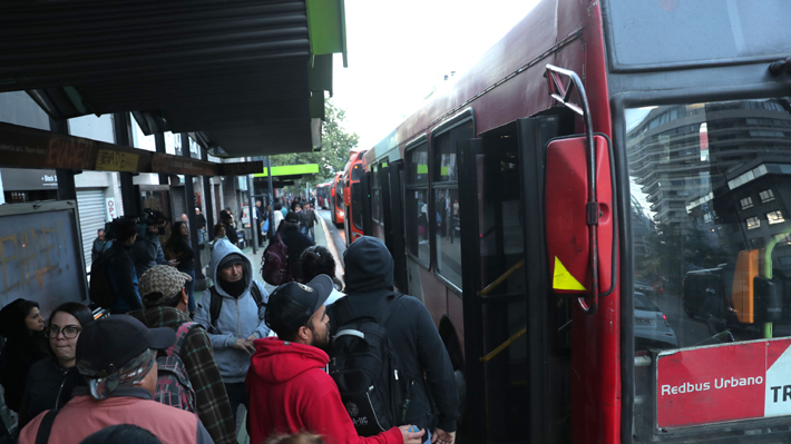 Transantiago anuncia que salida de últimos buses se adelantará a las 20:00 horas "por razones de seguridad"