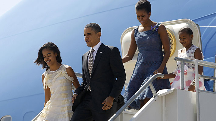 Michelle Obama comparte una foto familiar por Acción de Gracias y sorprende con cuánto han crecido sus hijas