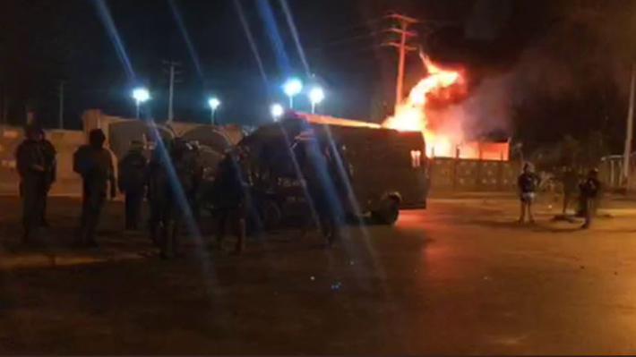 Sujetos atacan central de CGE en Copiapó: varios vehículos resultaron quemados