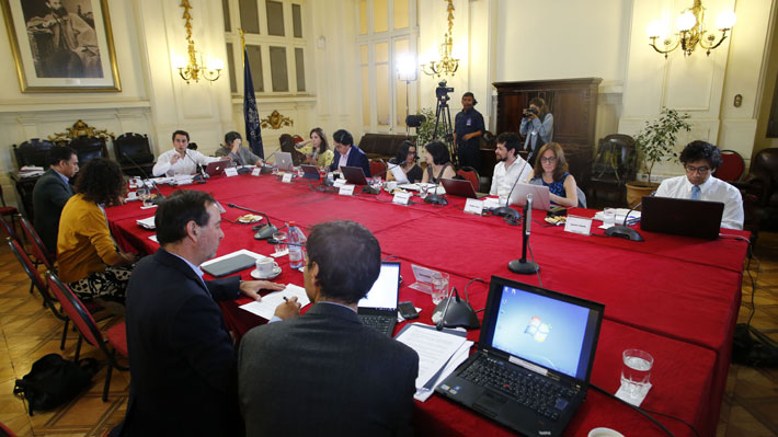 Representantes de la oposición en mesa técnica acusan reaparición de "doctrina Allamand" en debate sobre proceso constituyente