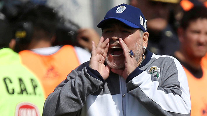 Nuevo "show" de Maradona tras empate de Gimnasia: Explota, tilda de "cobarde" al árbitro y le lanza una insólita frase