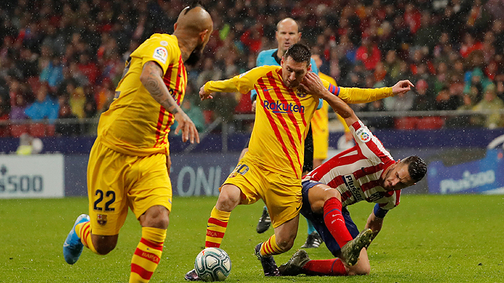 Vidal jugó en triunfazo del Barcelona ante el Atlético que lo mantiene junto al Madrid en la cima de la Liga